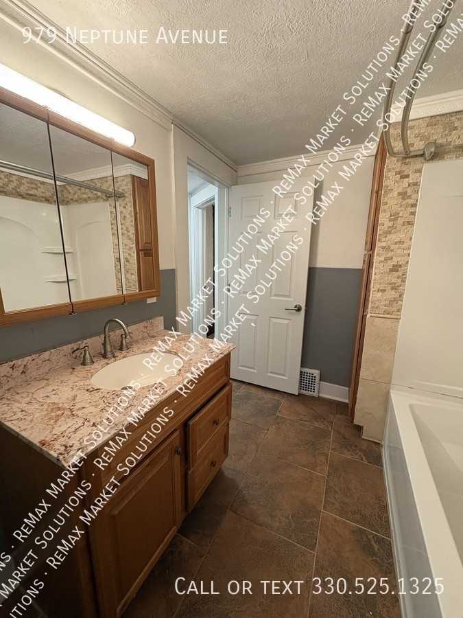 979 Neptune Ave - Photo 5 of 23