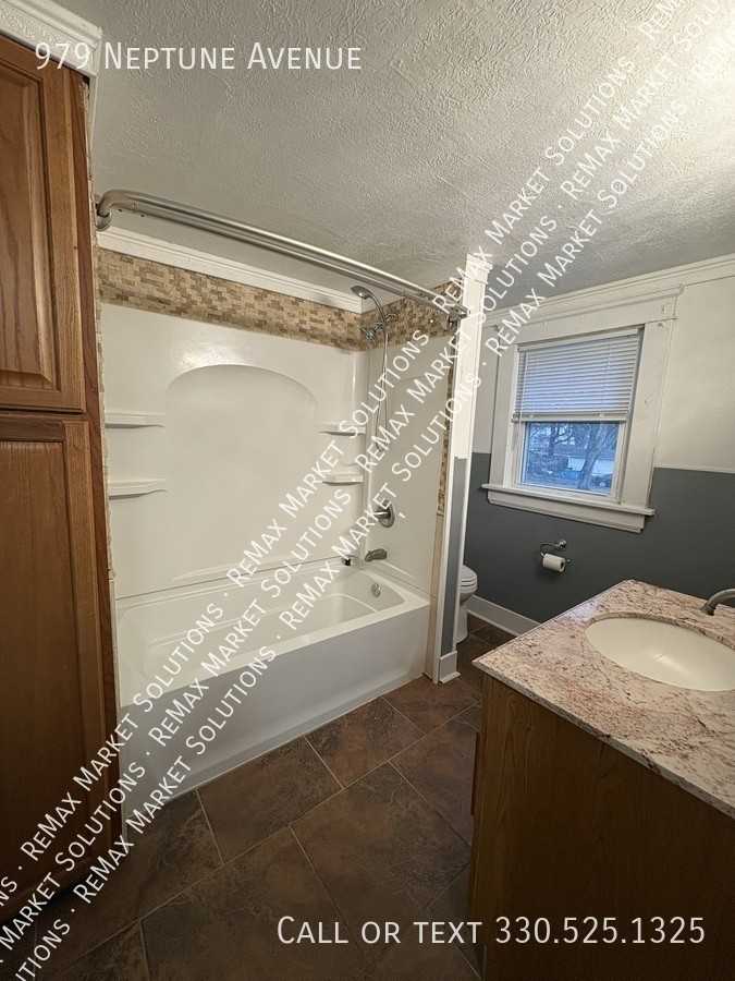 979 Neptune Ave - Photo 6 of 23