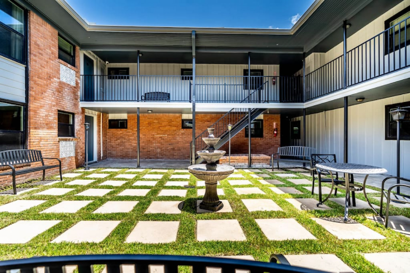 1602 Bonnie Brae St #5 - Photo 4 of 11