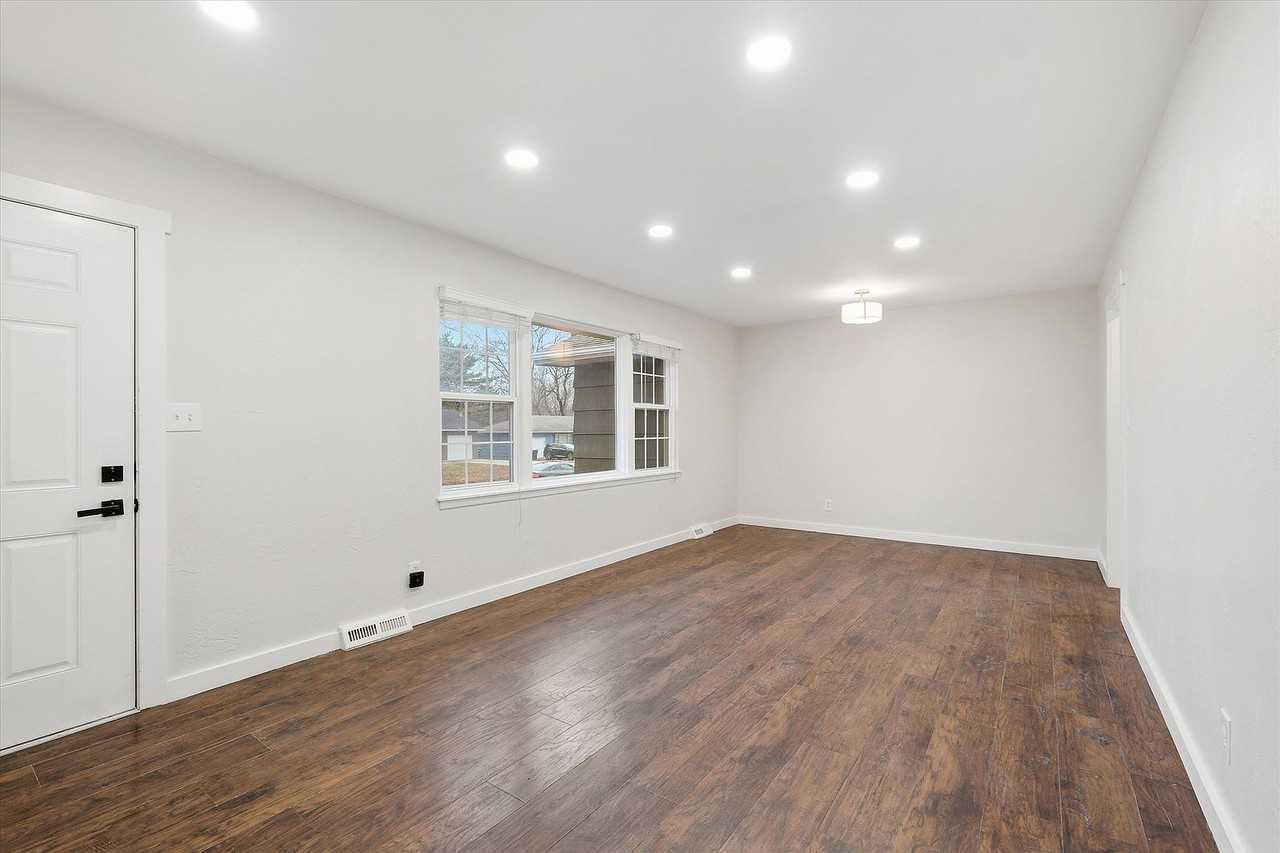 4517 E 112th St - Photo 7 of 9