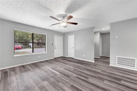 2732 N Sierra Ave - Photo 2 of 12