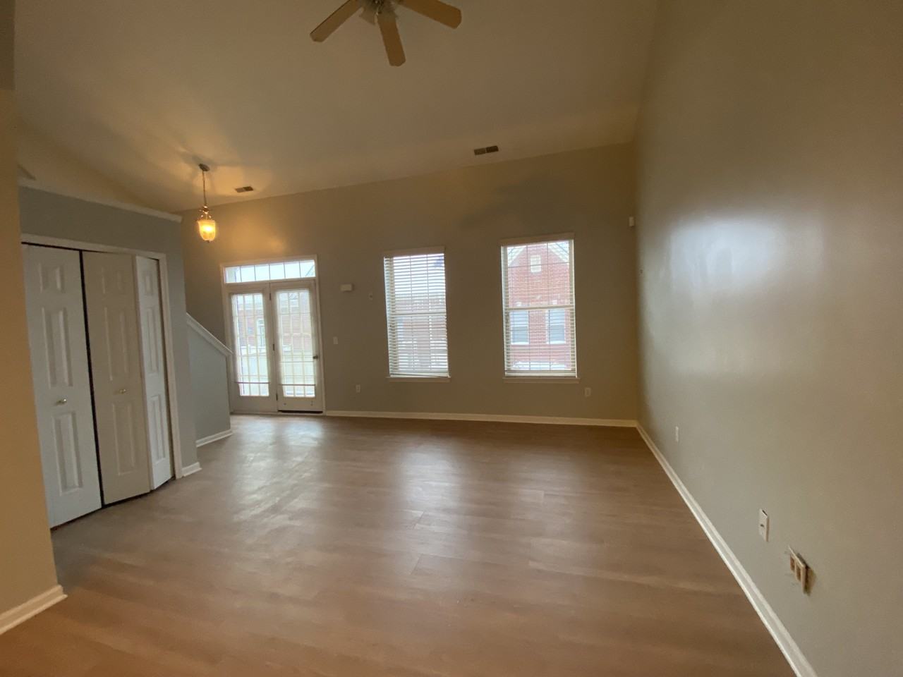 1112 Fountain View Cir - Photo 2 of 20