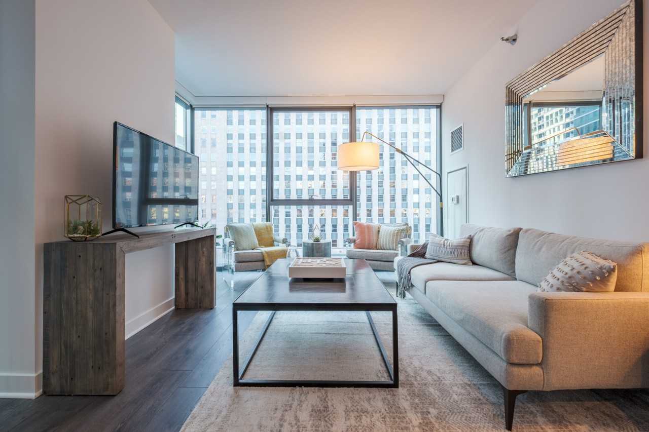 213 W Hubbard St - Photo 3 of 17