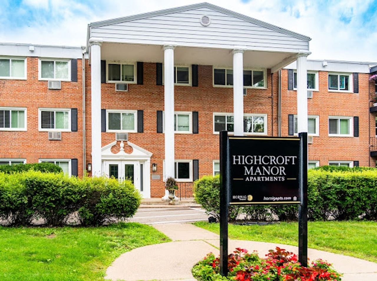 Highcroft Manor Apartments Located in Wayzata, MN - Photo 6 of 39