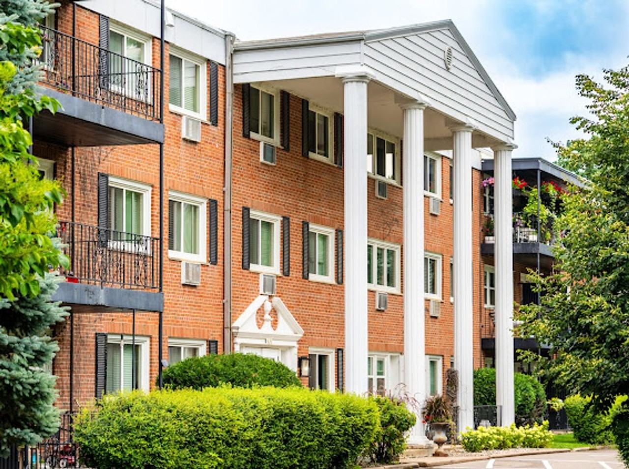 Highcroft Manor Apartments Located in Wayzata, MN - Photo 7 of 39