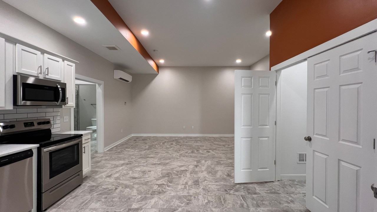 24 Nw 6th St #100 - Photo 3 of 27