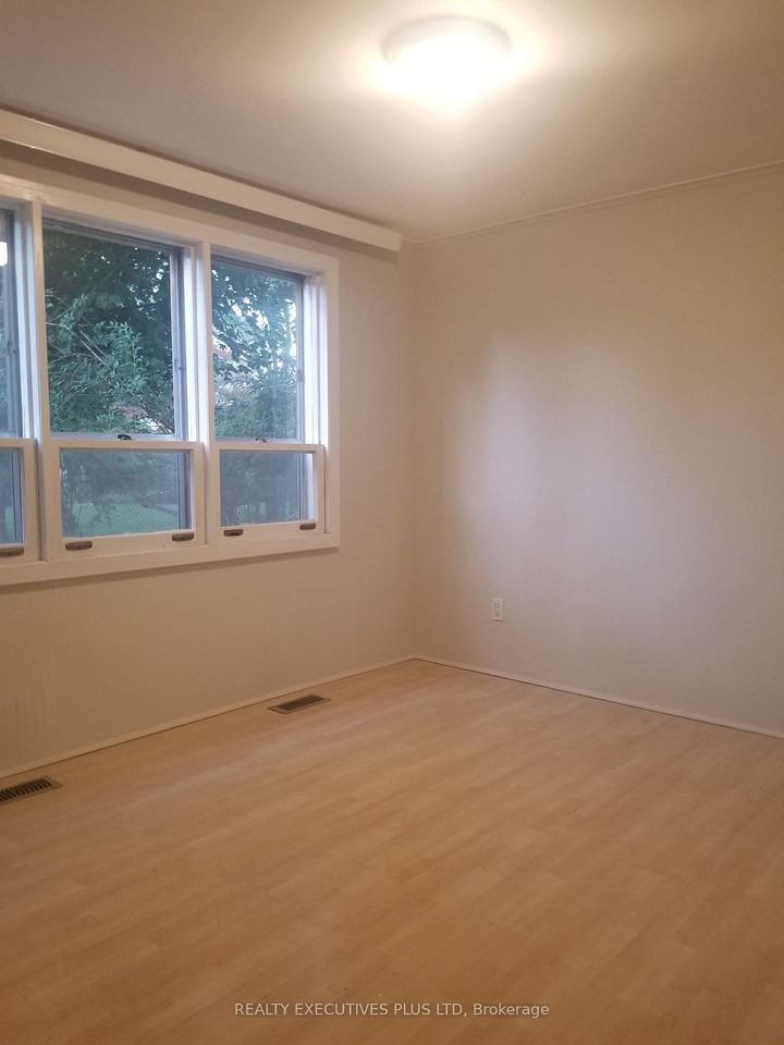 19 Brucedale Crescent - Photo 4 of 12