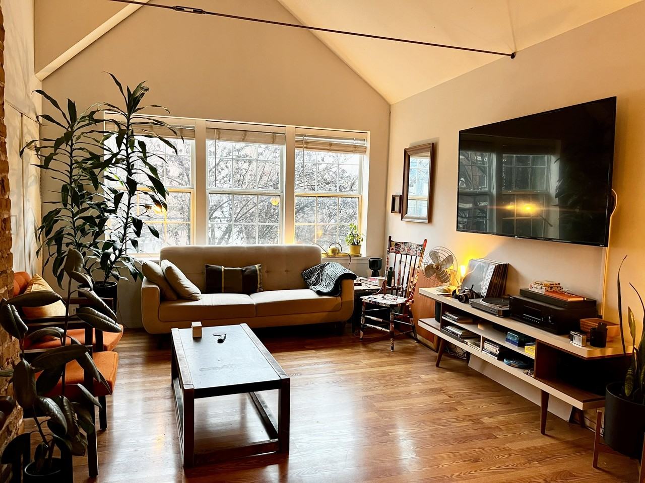 1810 N Sheffield Ave #2 - Photo 2 of 10