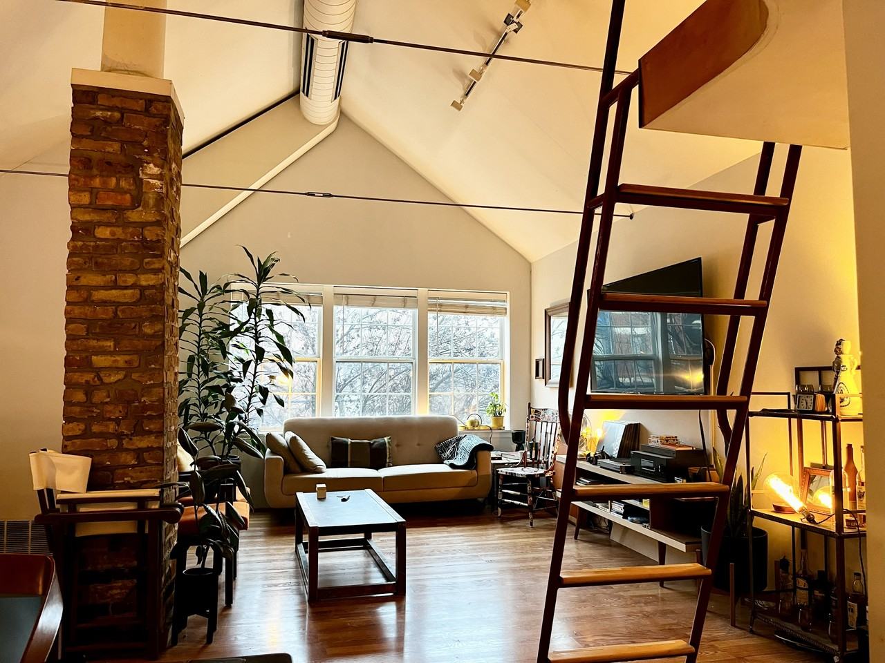 1810 N Sheffield Ave #2 - Photo 3 of 10