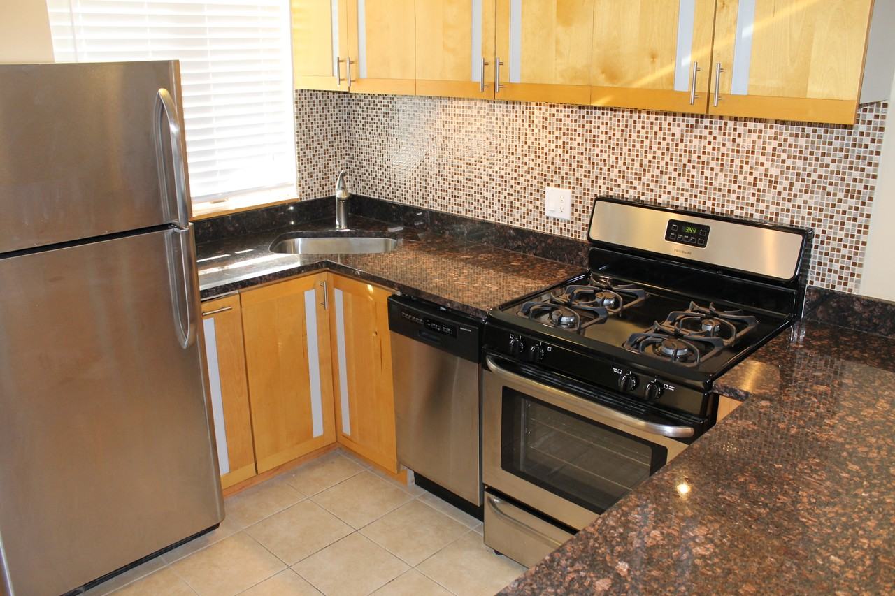 1810 N Sheffield Ave #2 - Photo 7 of 10