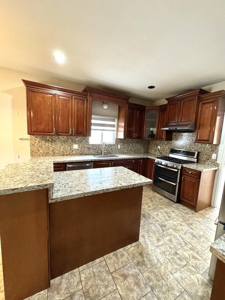 13347 60 Avenue - Photo 3 of 23