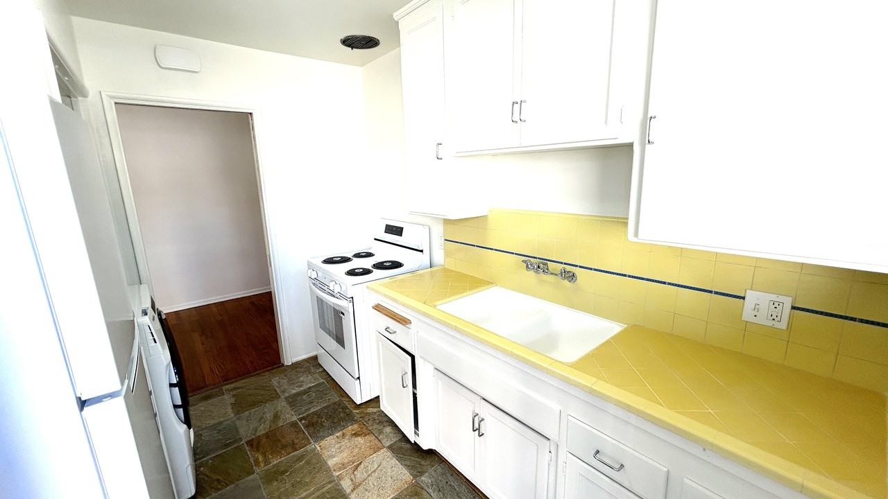 253 South Church Lane - Photo 5 of 10