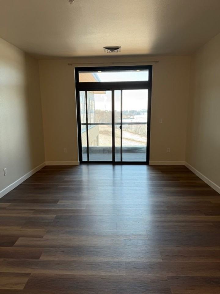 Brand New - Photo 4 of 47