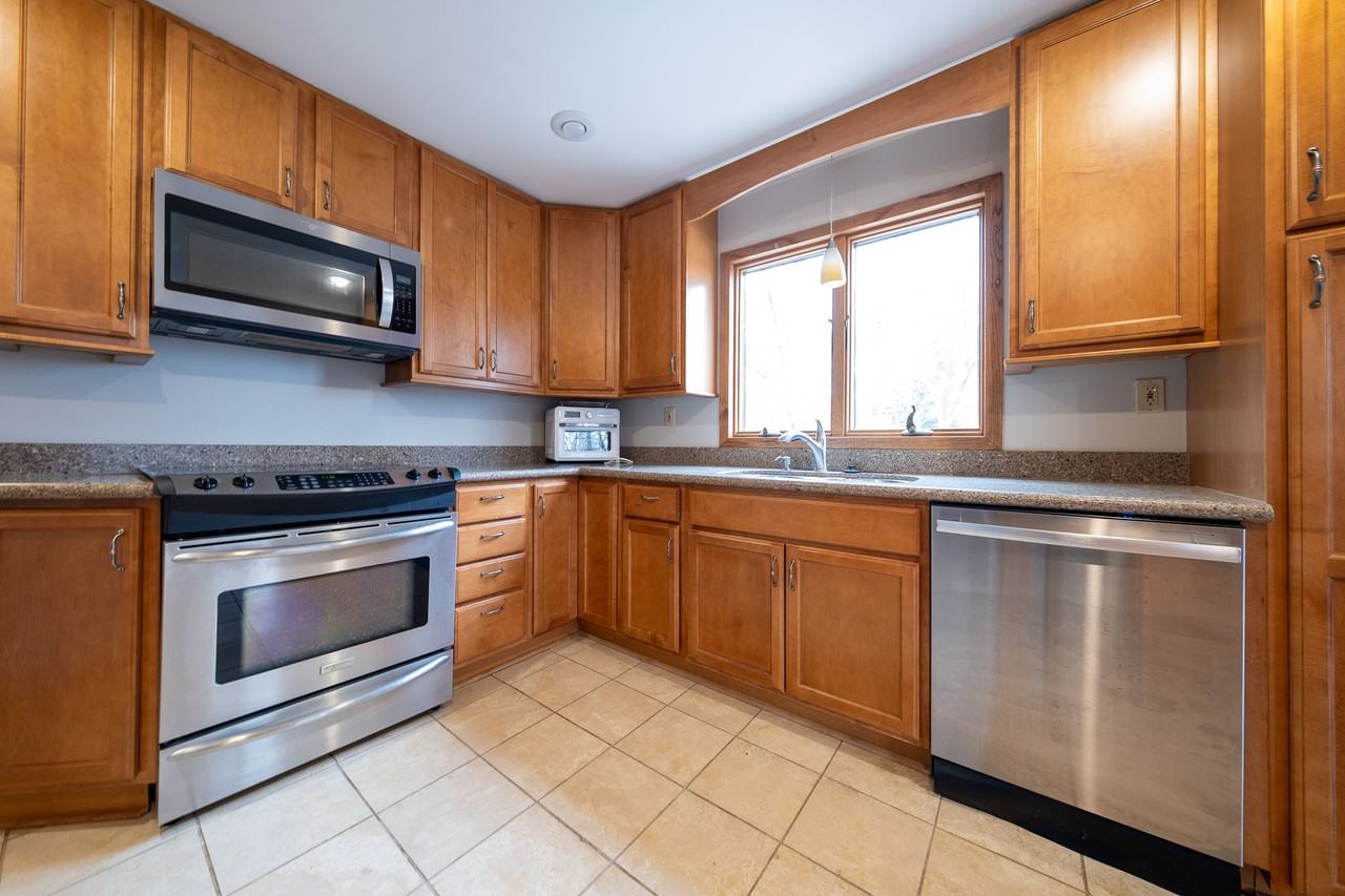 1410 Juneau Ln N #1 - Photo 4 of 34