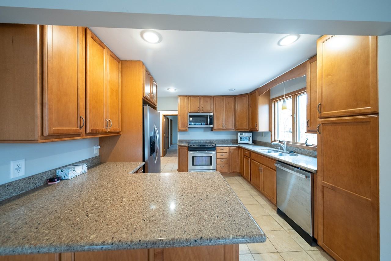 1410 Juneau Ln N #1 - Photo 5 of 34