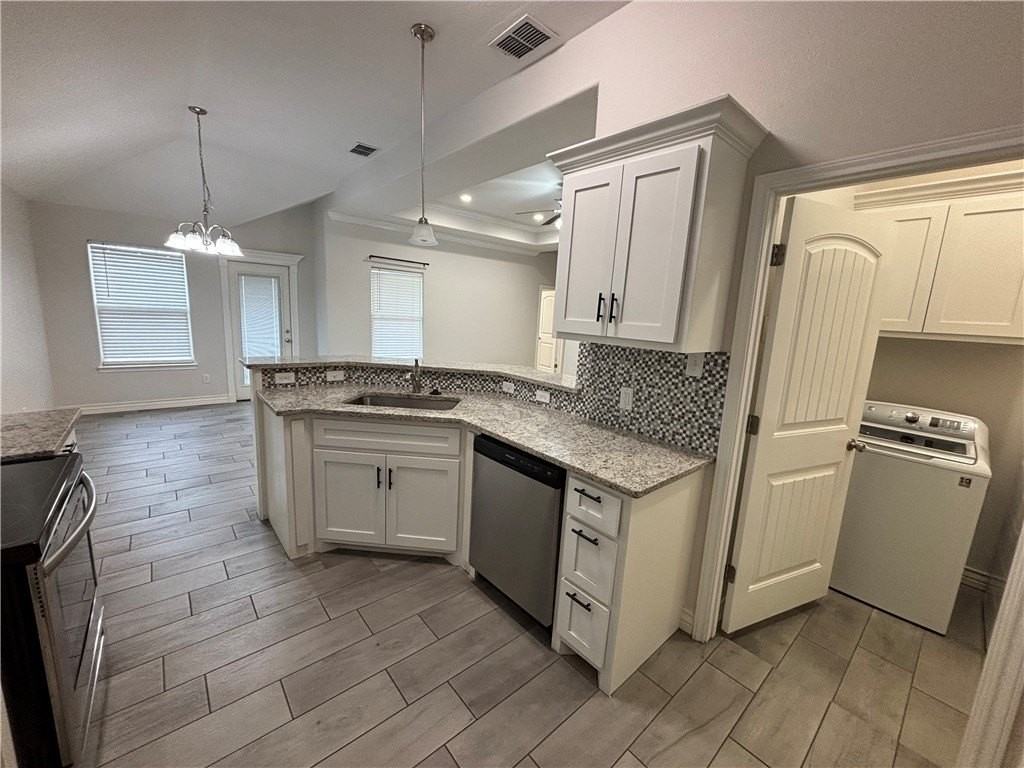 2553 Lorine Dr - Photo 5 of 14