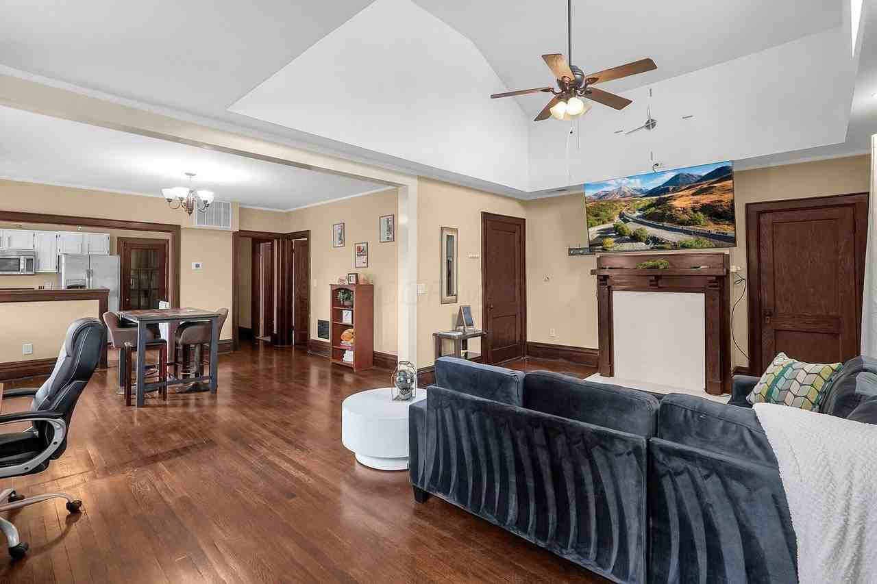 366 Berkeley Rd - Photo 7 of 24