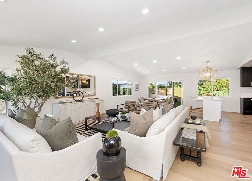 3852 Sherview Dr - Photo 3 of 6