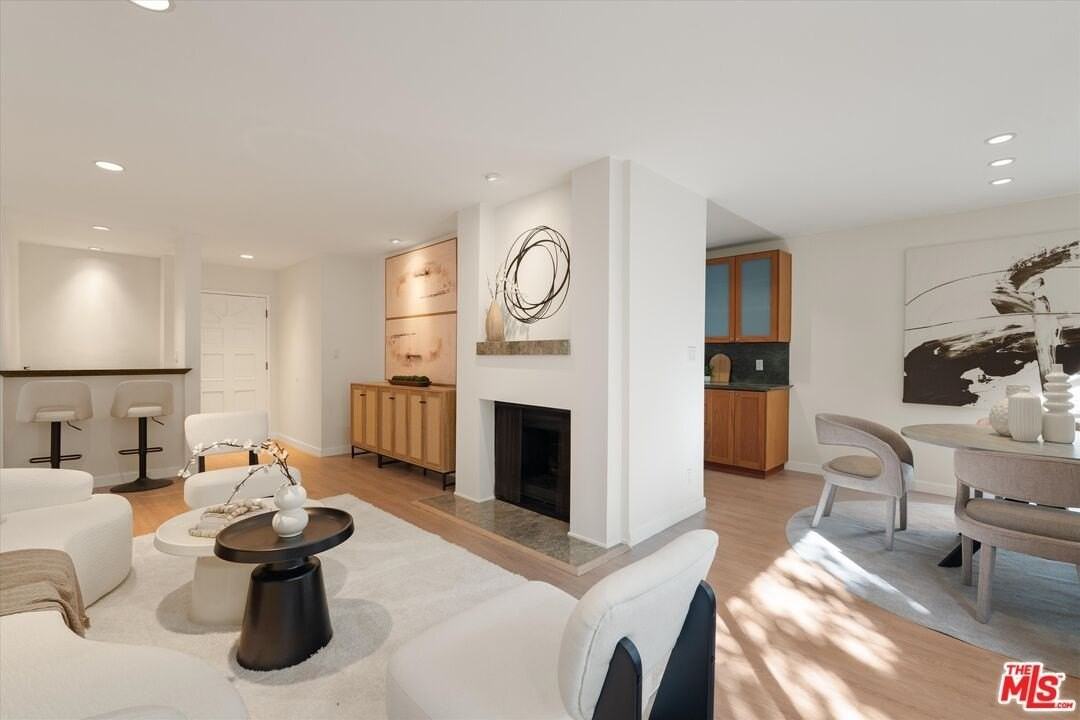 429 N Oakhurst Dr Apt 203 - Photo 5 of 37