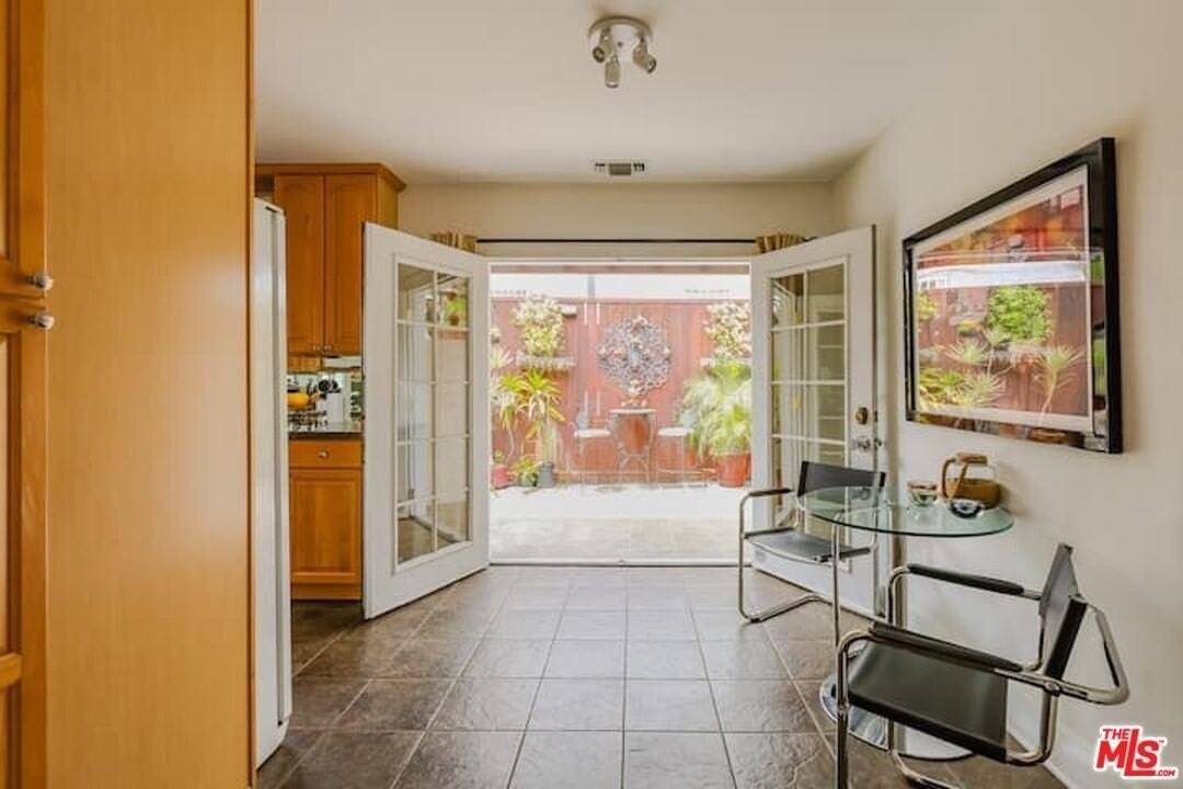 1203 S Rimpau Blvd - Photo 6 of 15