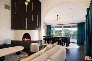 featured image of 8810 Hollywood Blvd