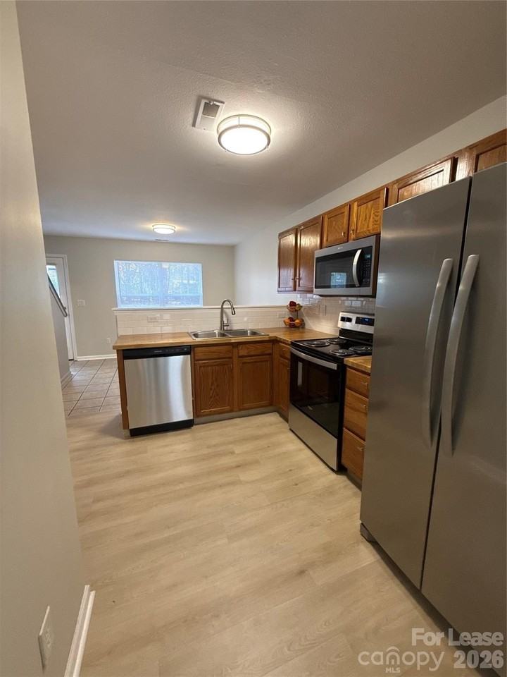 7021 Sunman Rd - Photo 6 of 23