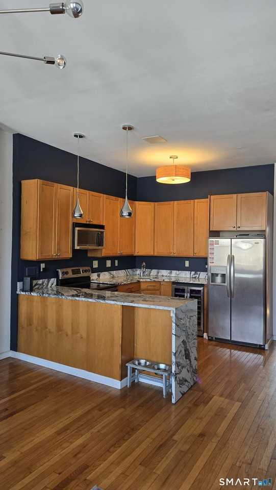 556 Chapel St Apt 3 - Photo 3 of 20