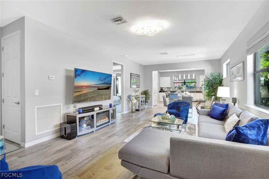 10908 Clarendon St - Photo 4 of 49