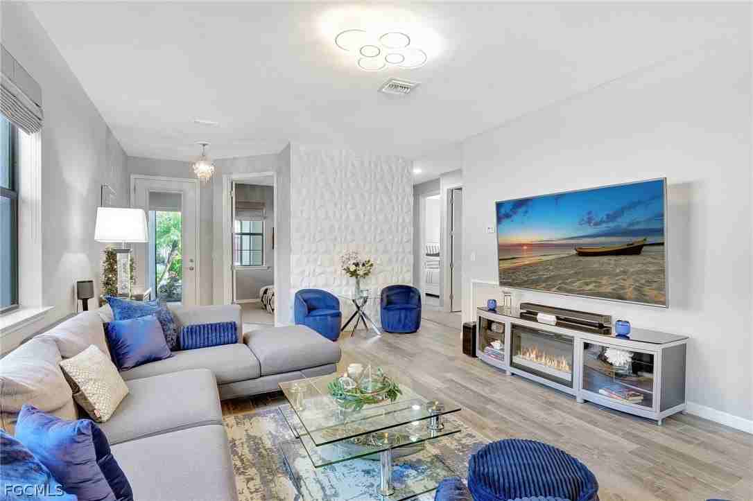 10908 Clarendon St - Photo 6 of 49