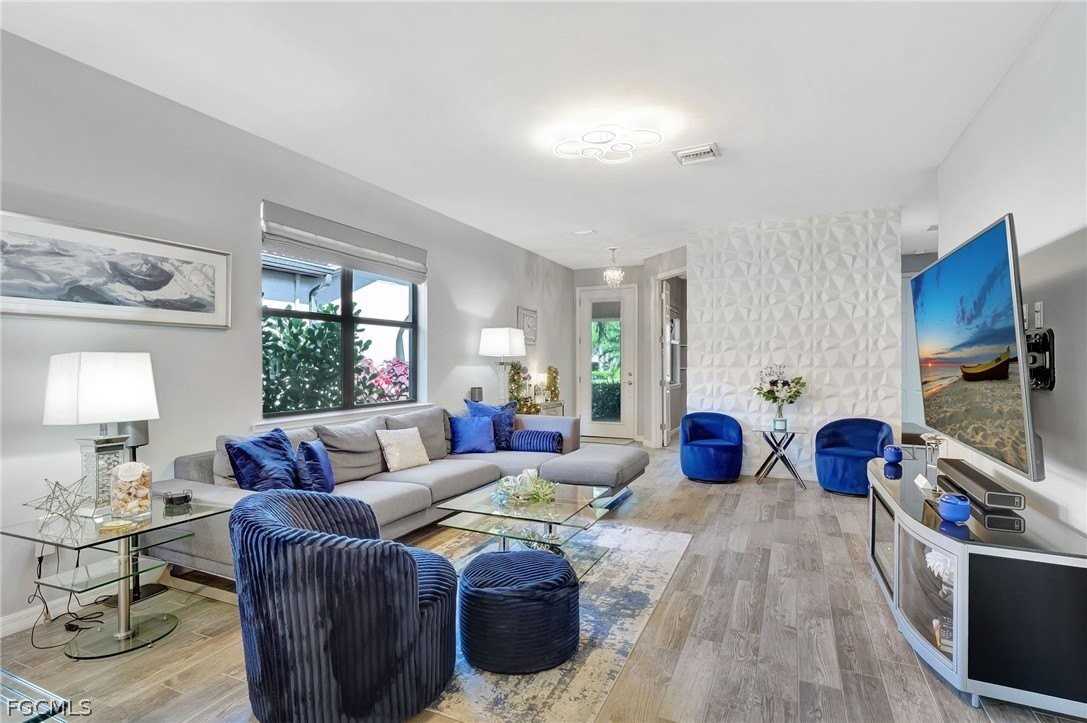 10908 Clarendon St - Photo 7 of 49