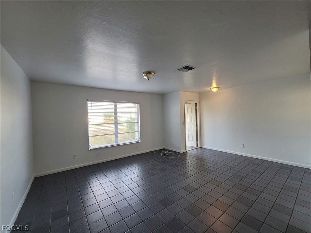 931 Se 23rd Pl - Photo 6 of 21