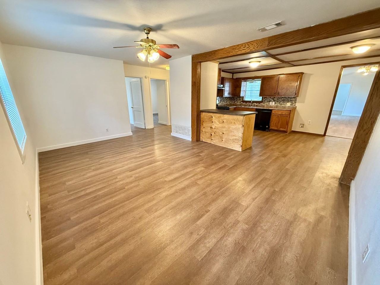 605 Waggoner St - Photo 2 of 21