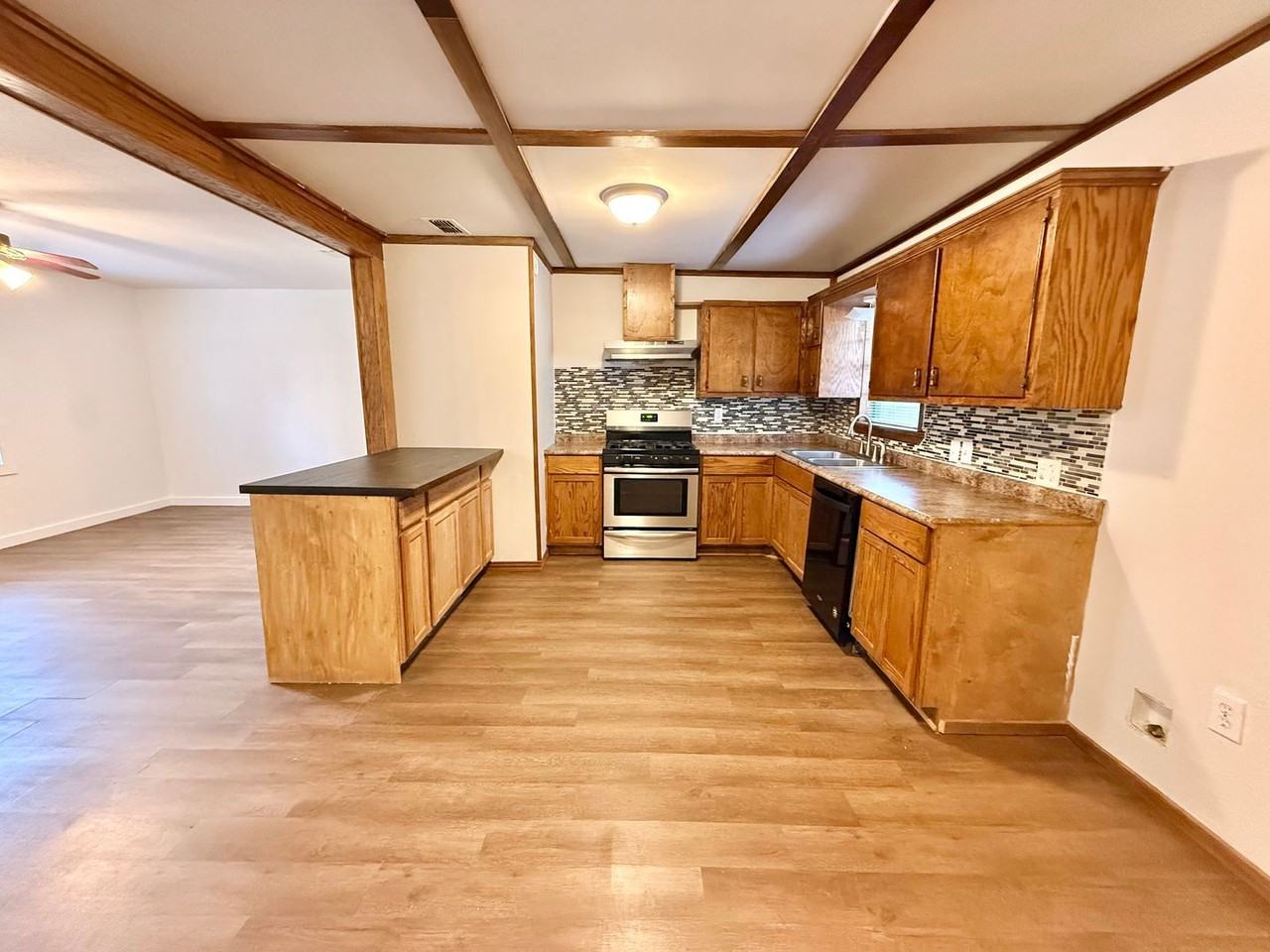 605 Waggoner St - Photo 3 of 21