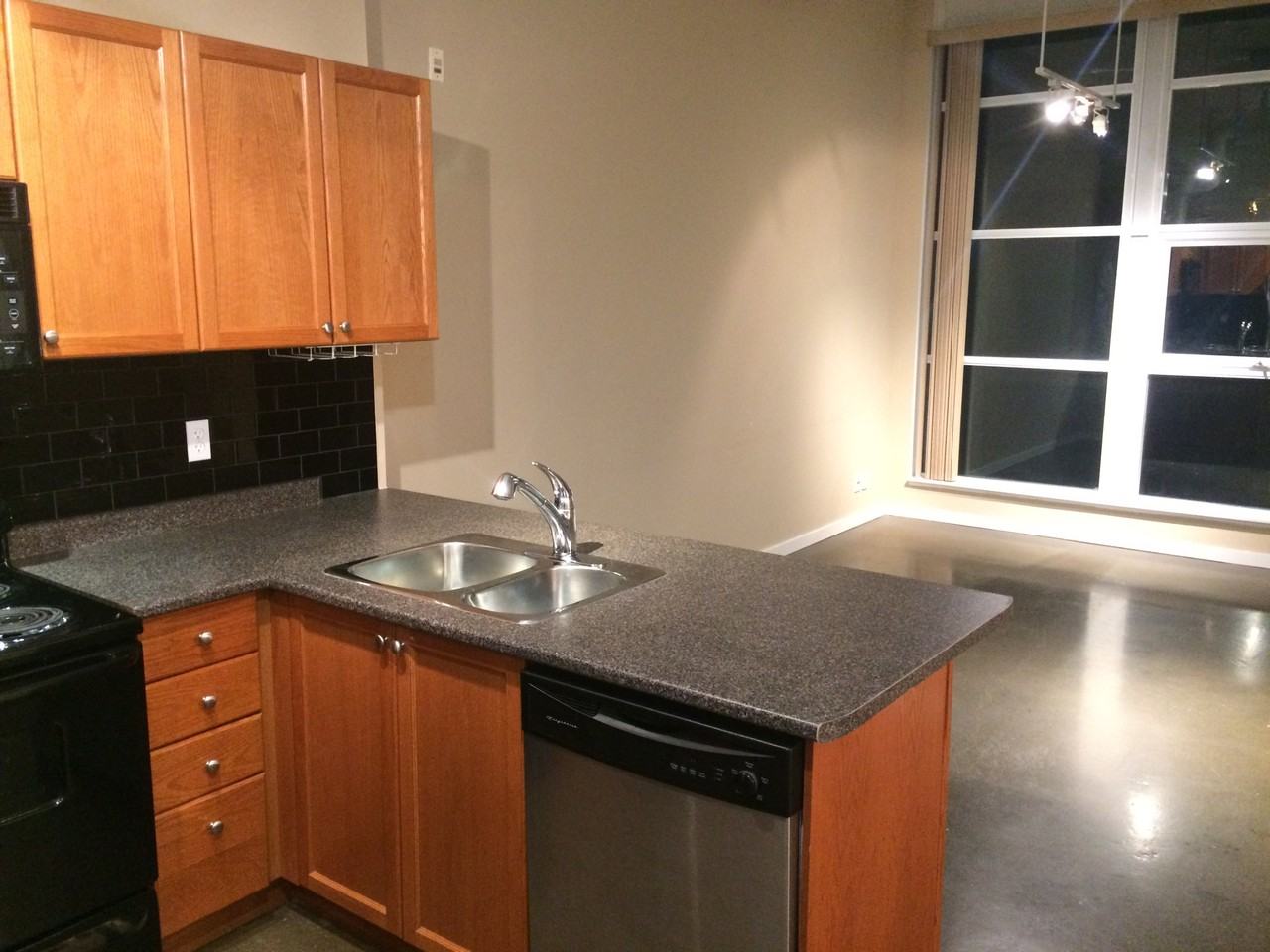 404 King St W #609 - Photo 3 of 9