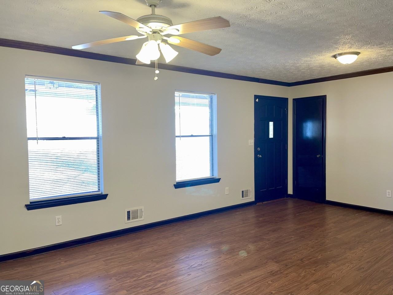 1032 Genny Ln - Photo 2 of 11