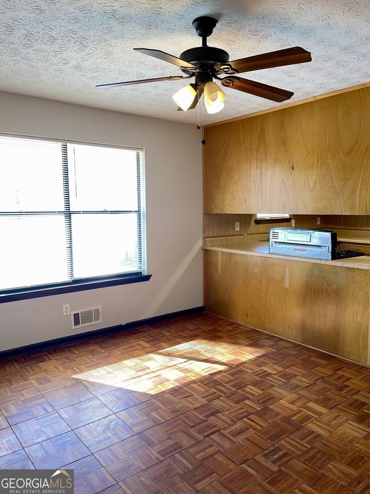 1032 Genny Ln - Photo 3 of 11