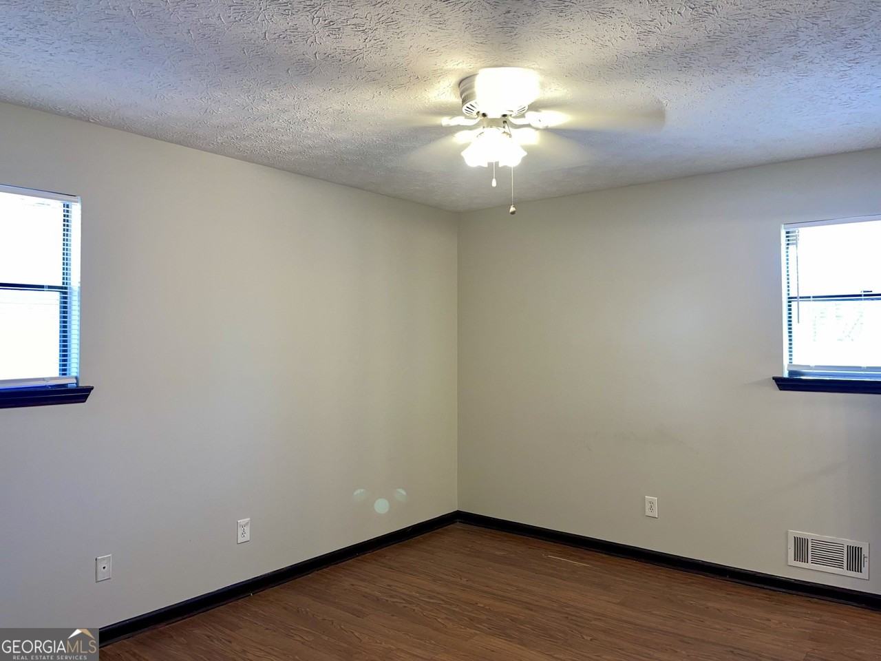 1032 Genny Ln - Photo 6 of 11