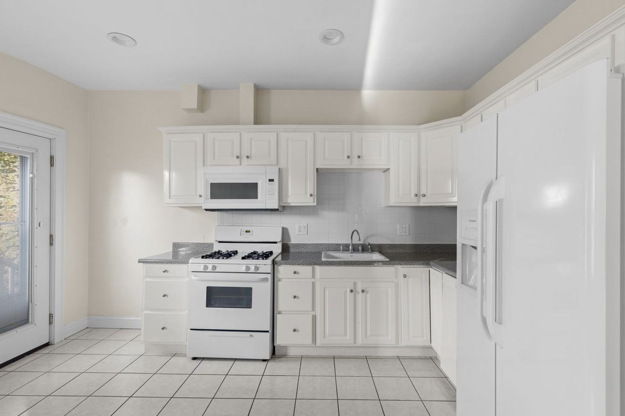 66 Hobson St - Photo 3 of 24