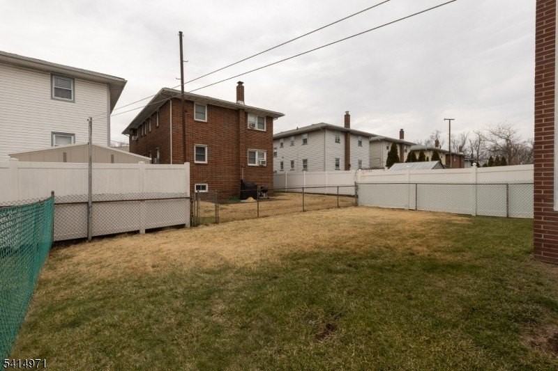 318 Kennedy Dr - Photo 4 of 16