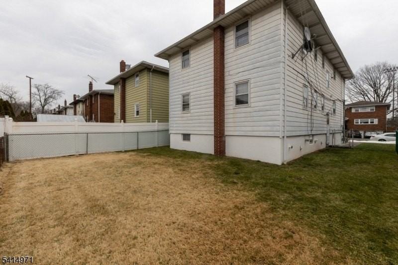 318 Kennedy Dr - Photo 5 of 16