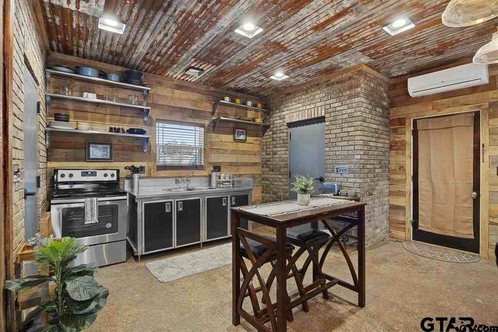 690 Royal Dr S - Photo 3 of 9