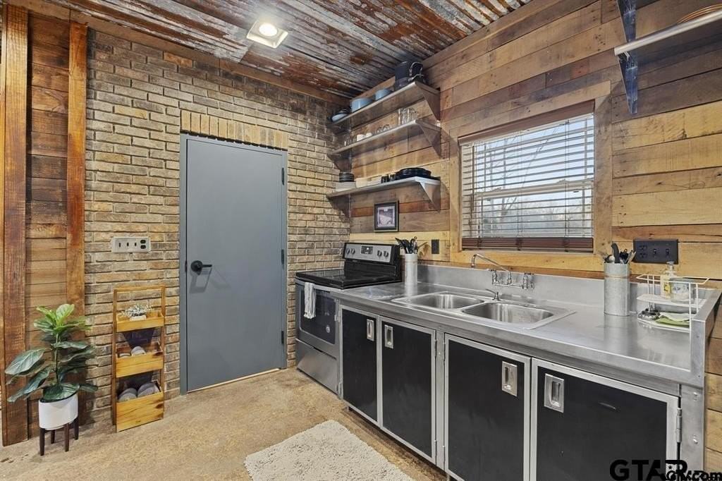 690 Royal Dr S - Photo 4 of 9