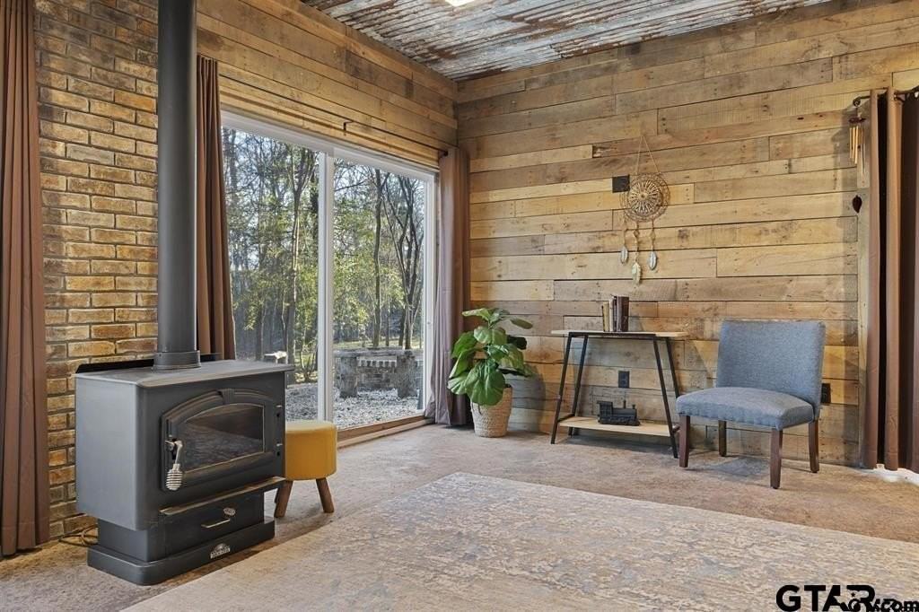 690 Royal Dr S - Photo 5 of 9