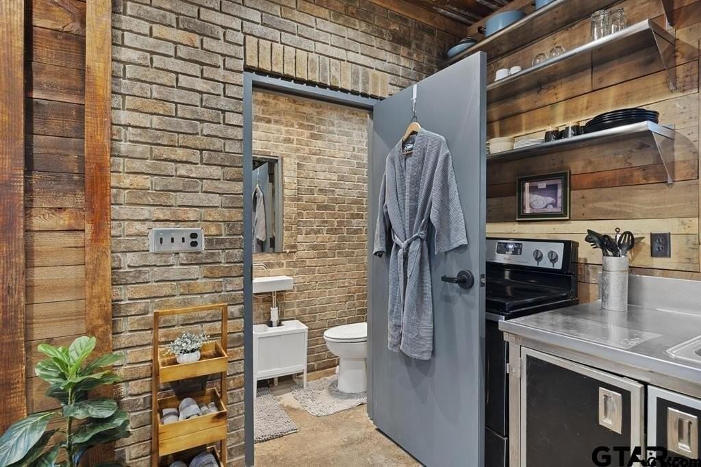 690 Royal Dr S - Photo 7 of 9