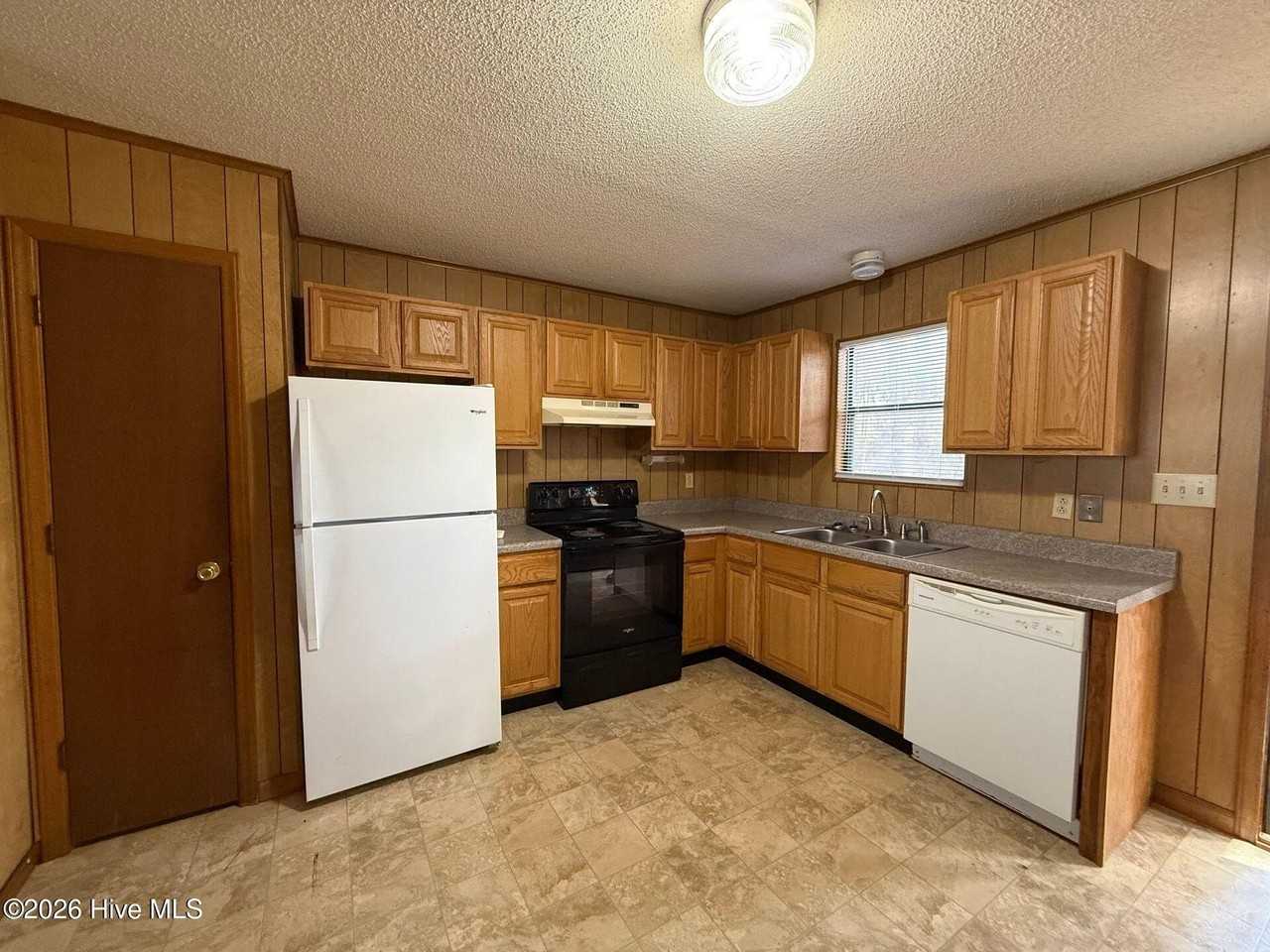 2514 Commerce Rd Apt B - Photo 2 of 6