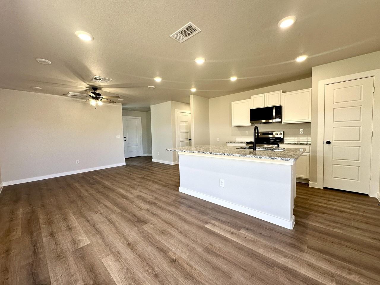 5528 Princeton St - Photo 3 of 10