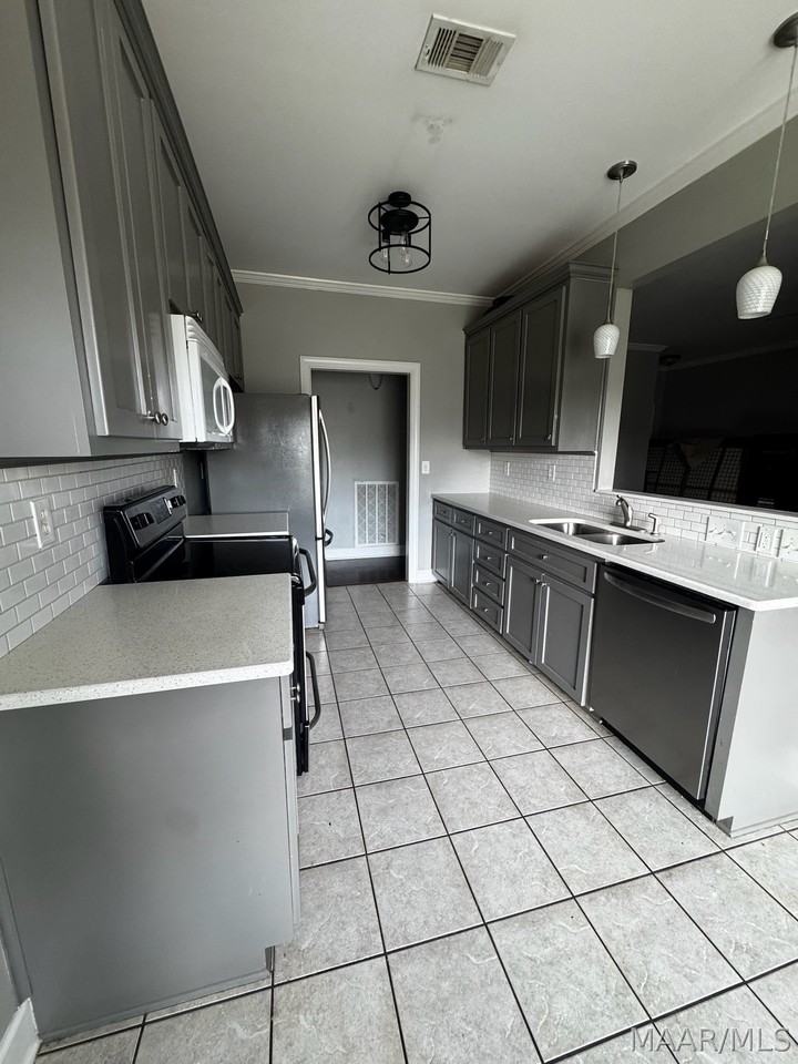 520 Breckinridge Ln - Photo 3 of 22