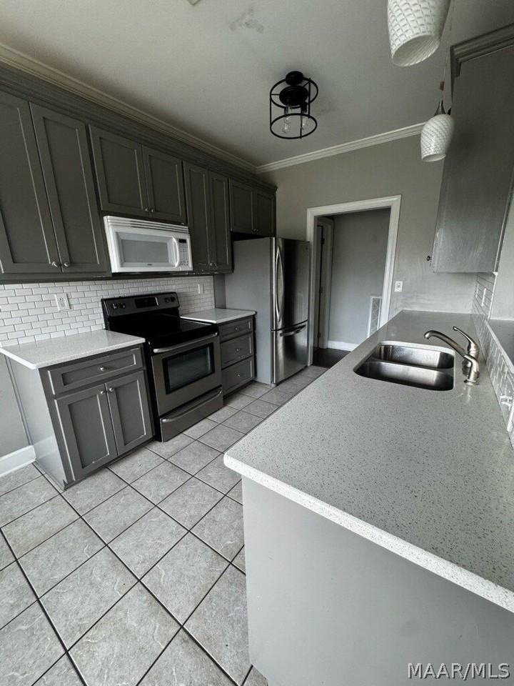 520 Breckinridge Ln - Photo 4 of 22