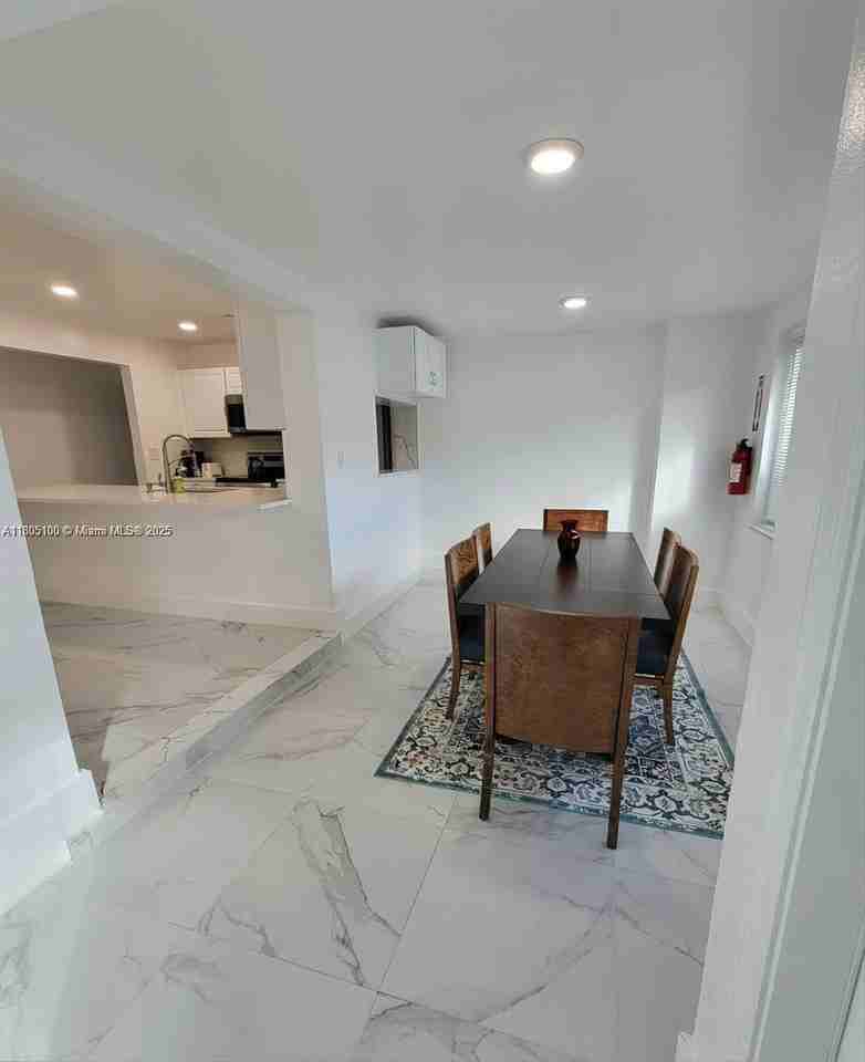 900 Sw 31st St - Photo 3 of 14