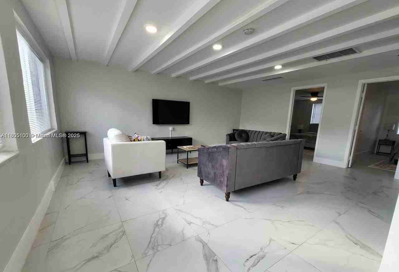 900 Sw 31st St - Photo 4 of 14